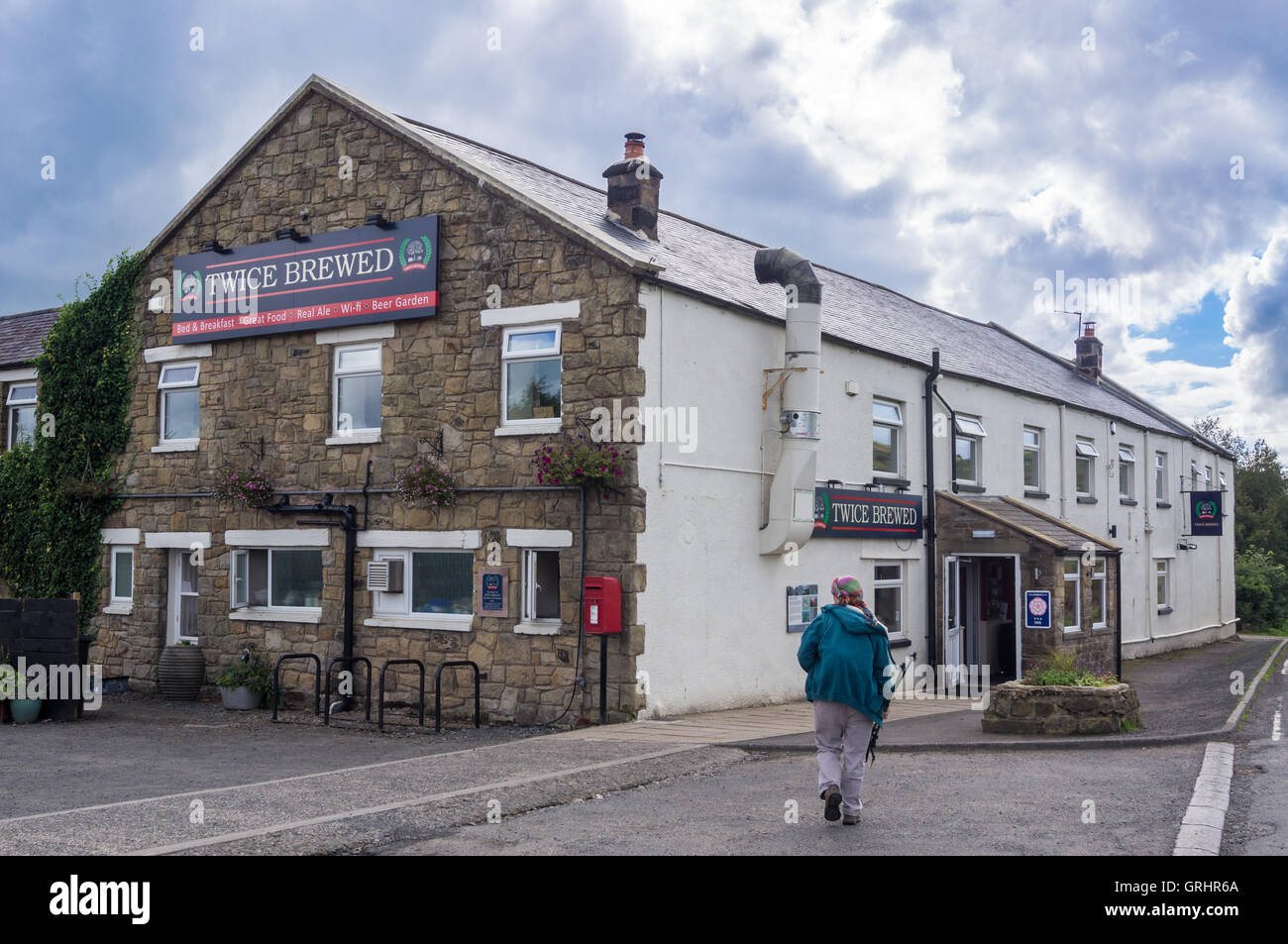 Ein Wanderer angekommen zweimal gebraut Inn, einmal gebraut, Cumbria, England Stockfoto