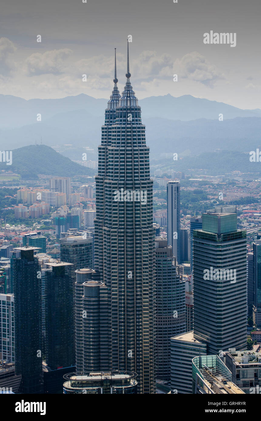 Petronas Towers von oben auf den KL Tower, Kuala Lumpur, Malaysia, Juni 2016 Stockfoto
