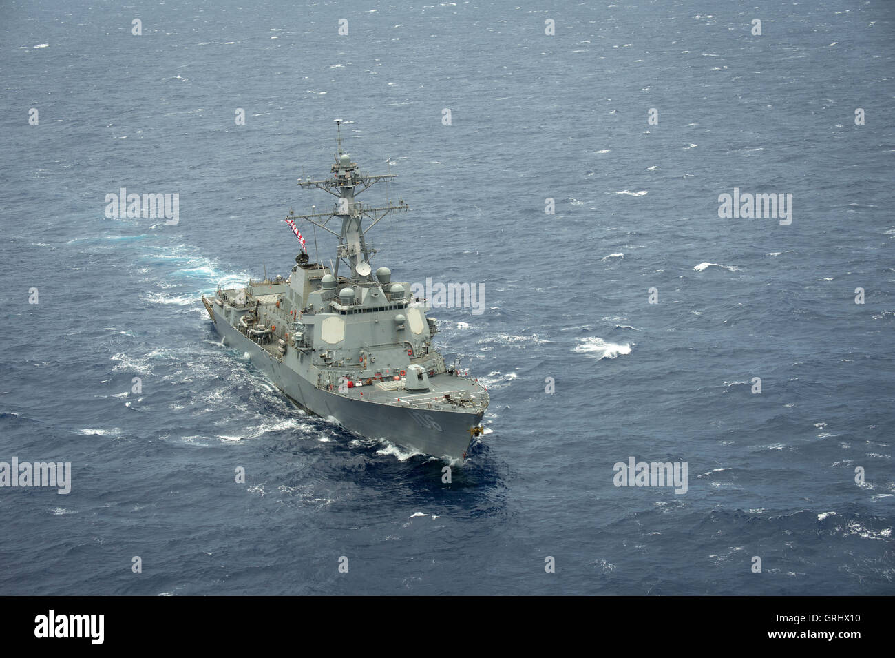 US Navy Arleigh Burke-Klasse geführte Flugkörper Zerstörer USS Stockdale dampft in engen Formation während der Rand der pazifischen Übungen 28. Juli 2016 in und rund um die Inseln von Hawaii und Südkalifornien. Stockfoto