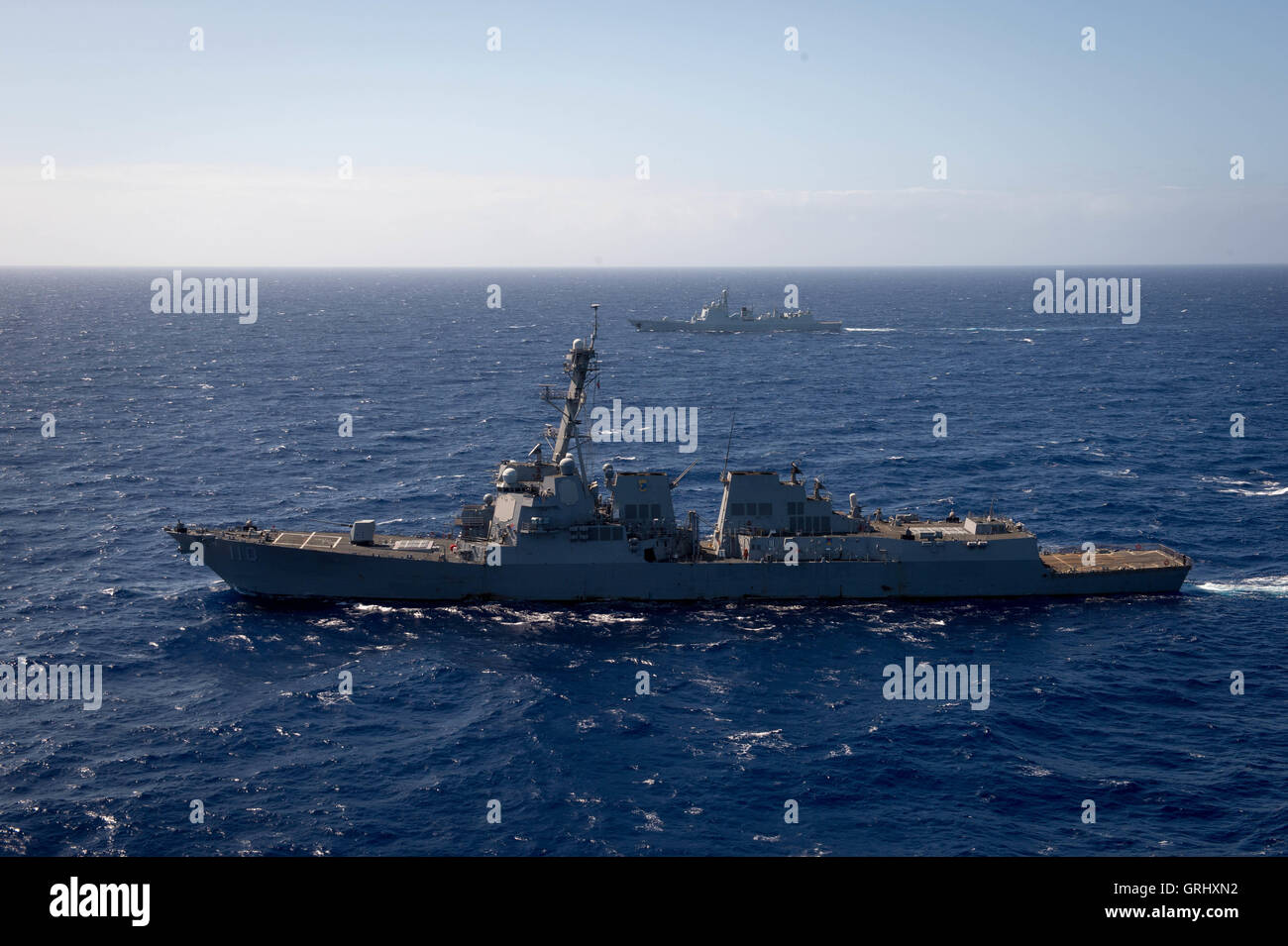 US Navy Lenkwaffenzerstörer USS William P. Lawrence dampft in engen Formation während der Rand der pazifischen Übungen 28. Juli 2016 in und rund um die Inseln von Hawaii und Südkalifornien. Stockfoto