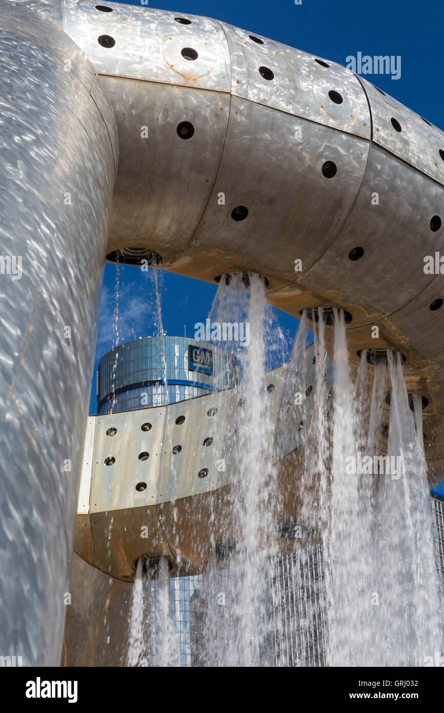 Detroit, Michigan - der Dodge-Brunnen in Hart Plaza mit General Motors Sitz im Hintergrund. Stockfoto