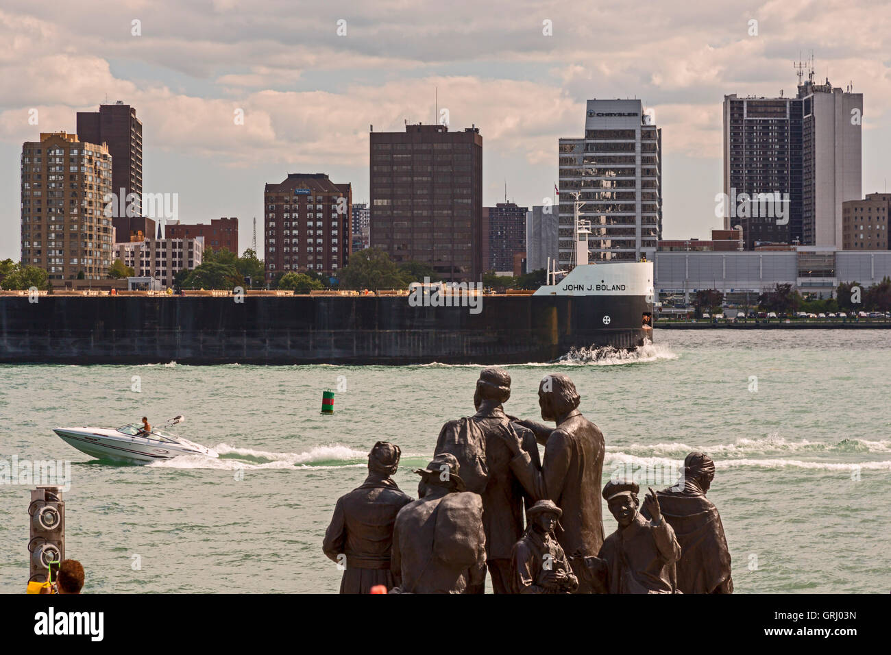 Detroit, Michigan - The John J. Boland Great Lakes Frachter vorbei an Detroit und Windsor, Ontario (über den Fluss). Stockfoto