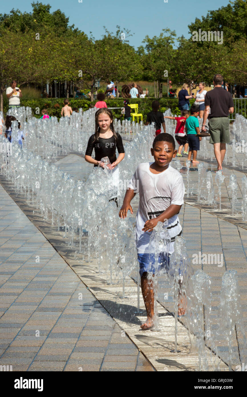 Detroit, Michigan - Kinder spielen in den Brunnen vor dem Hauptsitz von General Motors an einem heißen Sommertag. Stockfoto