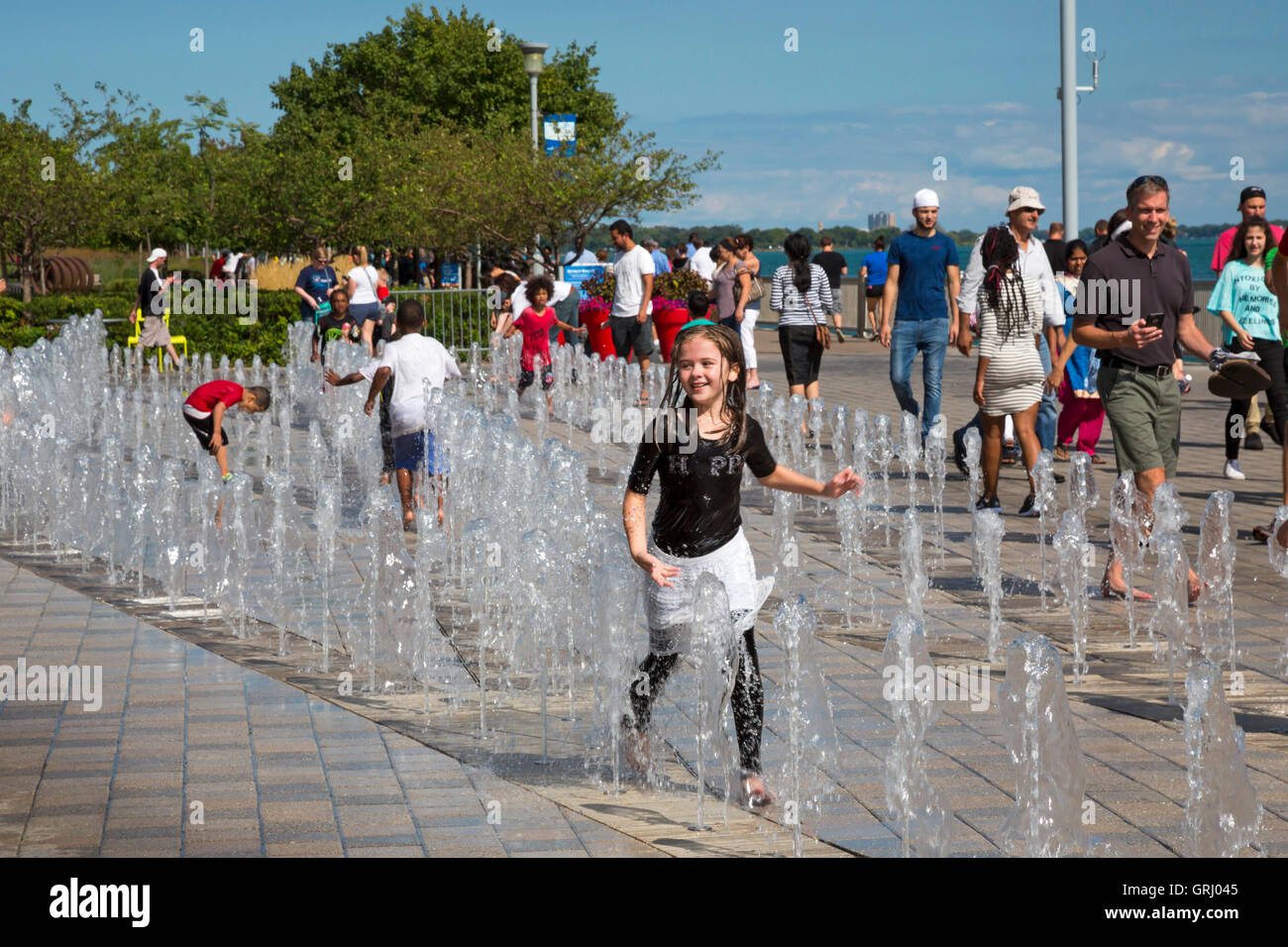 Detroit, Michigan - Kinder spielen in den Brunnen vor dem Hauptsitz von General Motors an einem heißen Sommertag. Stockfoto