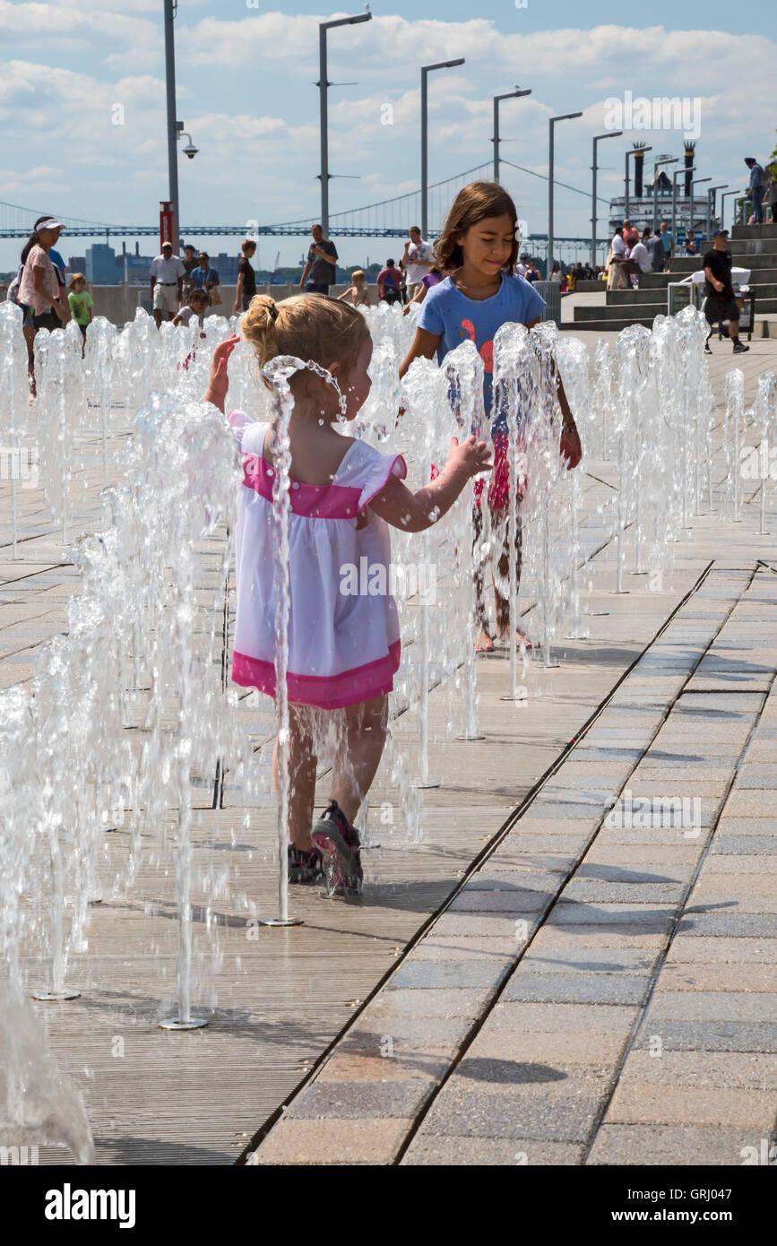 Detroit, Michigan - Kinder spielen in den Brunnen vor dem Hauptsitz von General Motors an einem heißen Sommertag. Stockfoto
