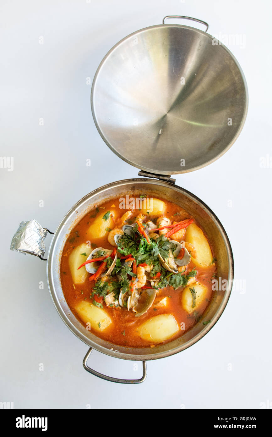 Schalentiere Cataplana portugiesischer traditionelle Platte gespannt auf seine speziellen Pfanne Wherw erfolgt eine serviert Stockfoto