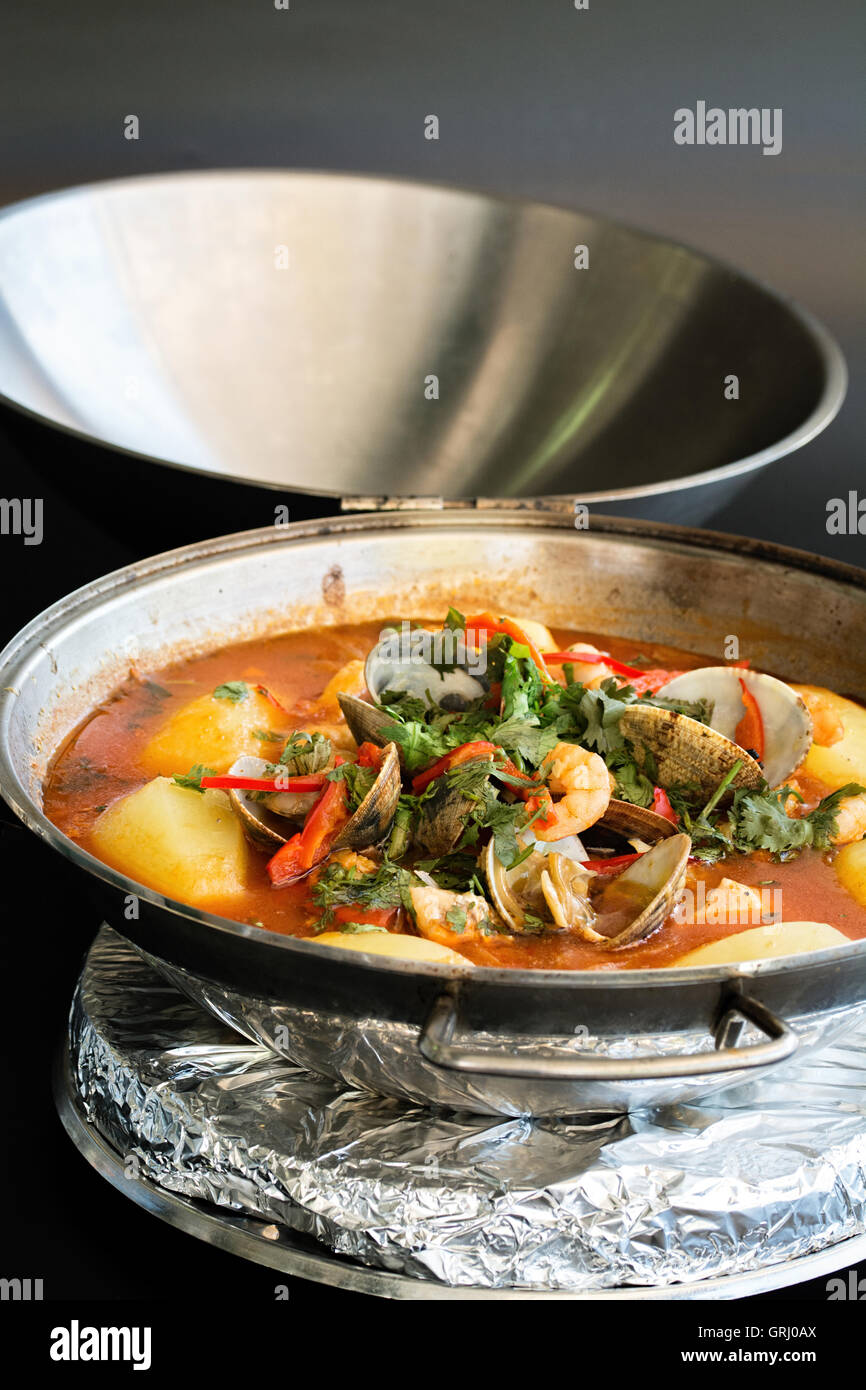 Schalentiere Cataplana portugiesischer traditionelle Platte gespannt auf seine besondere schwenken bei einem serviert Stockfoto