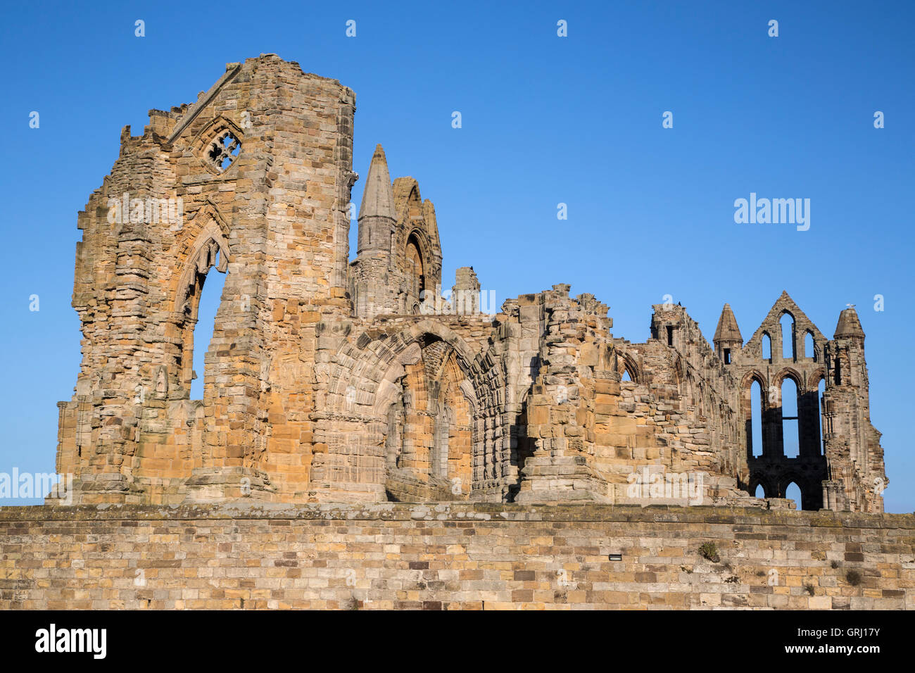 Blick auf Whitby Abtei, ruiniert Gebäude, North Yorkshire Stockfoto