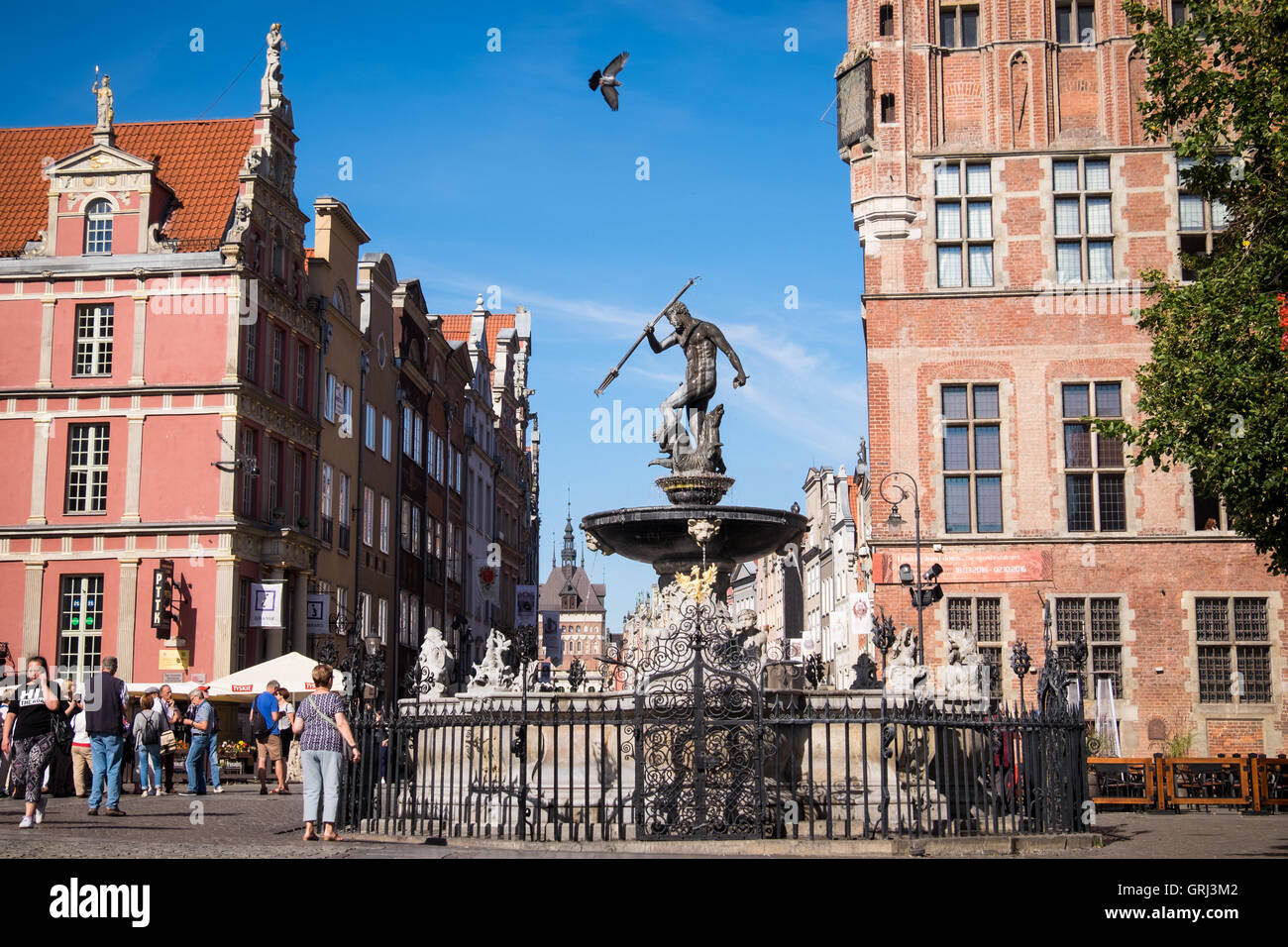 Neptunbrunnen, das Wahrzeichen des 17. Jahrhunderts Bronzestatue des Meeresgottes, umgeben von der historischen Altstadt von Danzig Stockfoto