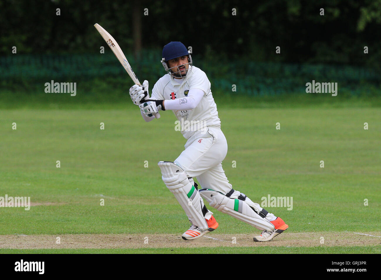 Shahbaz Khan in Aktion für Harold Wood während Harold Wood CC Vs Billericay CC Shepherd Neame Essex League Cricket im Harold Wood Park am 14. Mai 2016 zu zucken Stockfoto