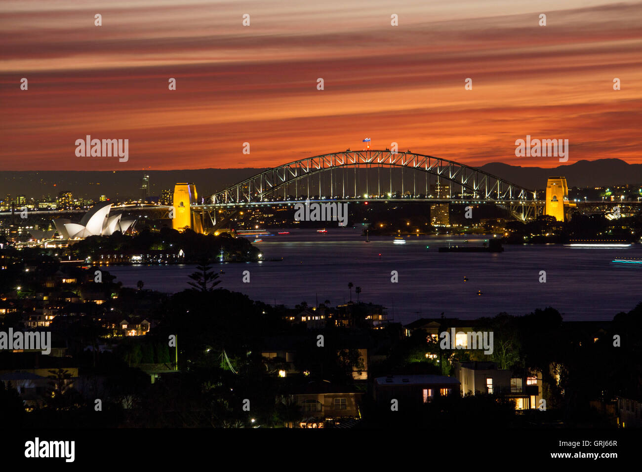 Sydney Harbour Bridge und Opera House bei Sonnenuntergang Nacht Dämmerung von Dudley Seite Reserve Sydney New South Wales NSW Australia Stockfoto