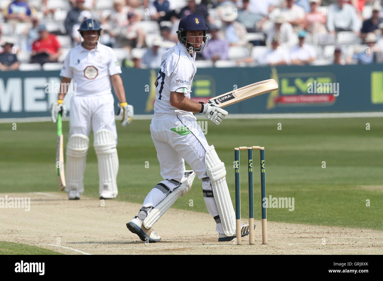 Derbyshire Schlagmann Wayne Madsen sucht den Verbleib des Balles wie bJa - Essex CCC Vs Derbyshire CCC - LV County Championship Division zwei Cricket an der Ford County Ground, Chelmsford, Essex - 24.05.12 erzielt werden Stockfoto