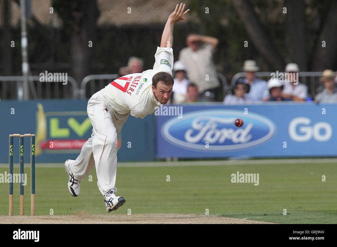 Huw Waters in bowling Aktion für Glamorgan - Essex CCC Vs Glamorgan CCC - LV County Championship Division zwei Cricket in den Schlosspark, Colchester - 16.08.12 Stockfoto