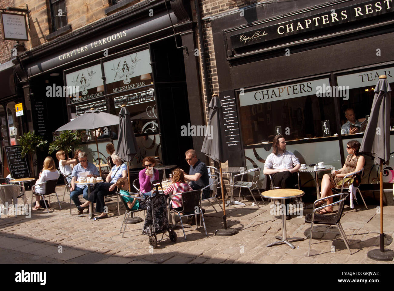 Shopper, Touristen und Studenten auf Elvet Bridge, Durham Stockfoto