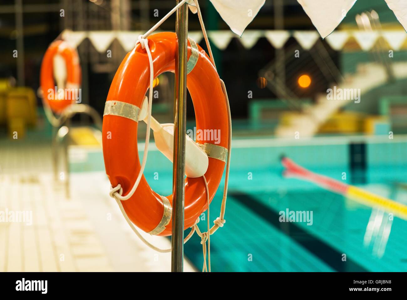 Schwimmbad-Rettungsringe. Sicherheitszubehör für Schwimmbecken Erholung. Stockfoto