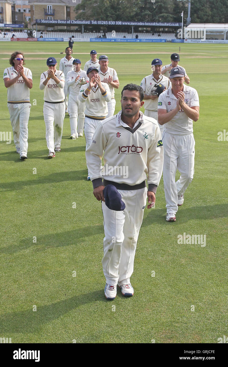 Azeem Rafiq leitet das Yorkshire-Team aus dem Feld genommen fünf Pforten - Essex CCC Vs Yorkshire CCC - LV County Championship Division zwei Cricket an der Ford County Ground, Chelmsford, Essex - 14.09.12 Stockfoto