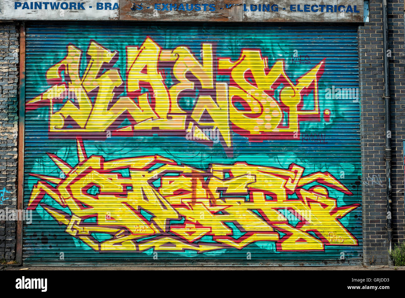 Graffiti auf Rollladen Rolltor in Hackney Wick, London. Stockfoto