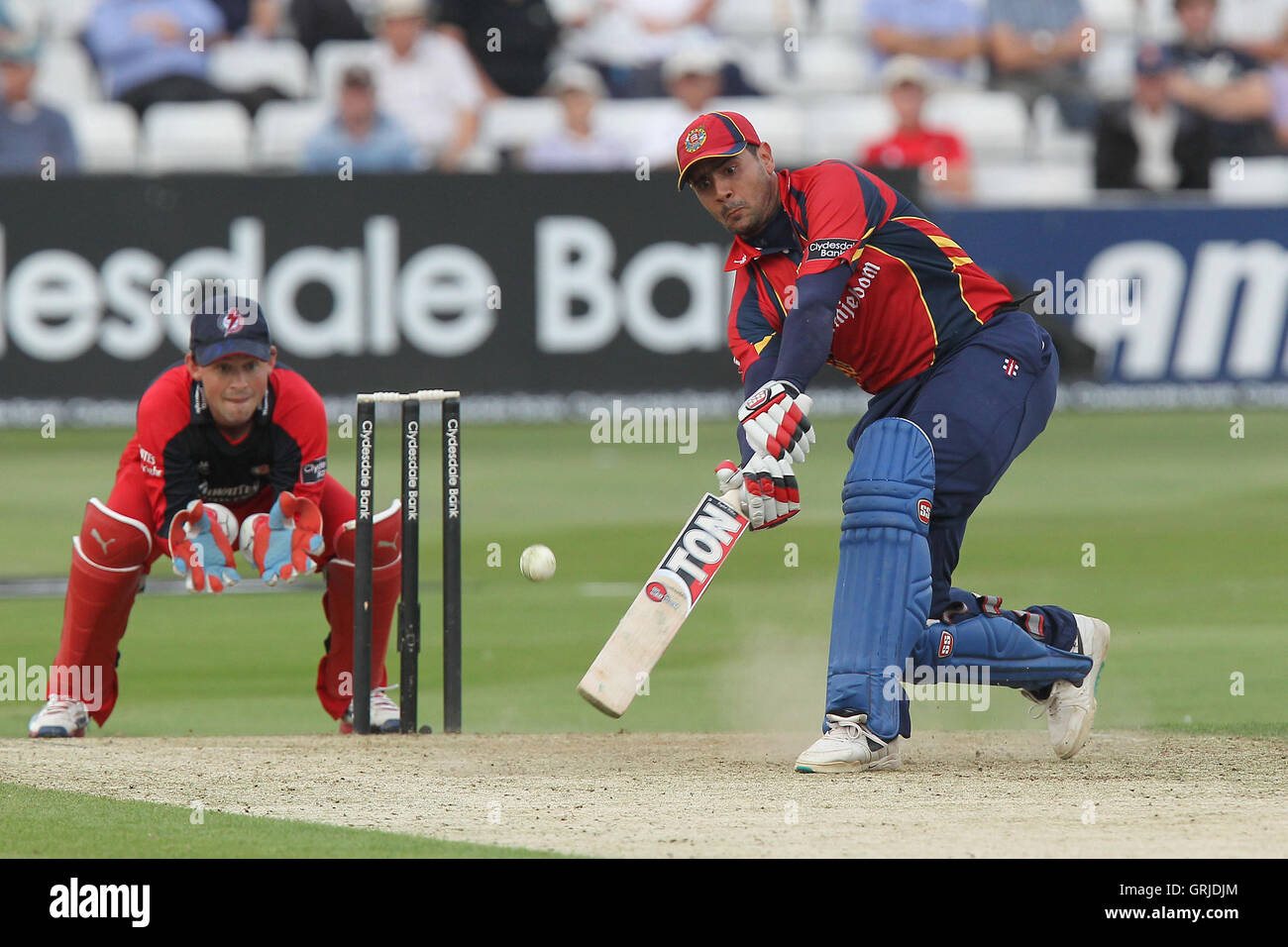 Owais Shah in Aktion für Essex als Gareth Kreuz zu zucken blickt auf - Essex Adler Vs Lancashire Blitz - Clydesdale Bank 40 Cricket an der Ford County Ground, Chelmsford, Essex - 23.08.12 Stockfoto