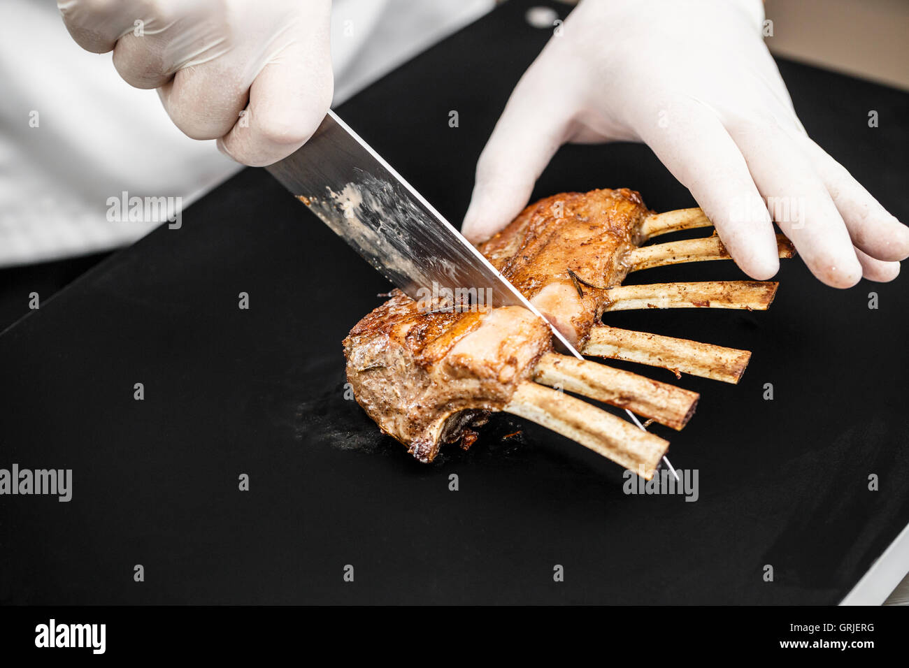 Lammrücken in Scheiben von Koch Stockfoto