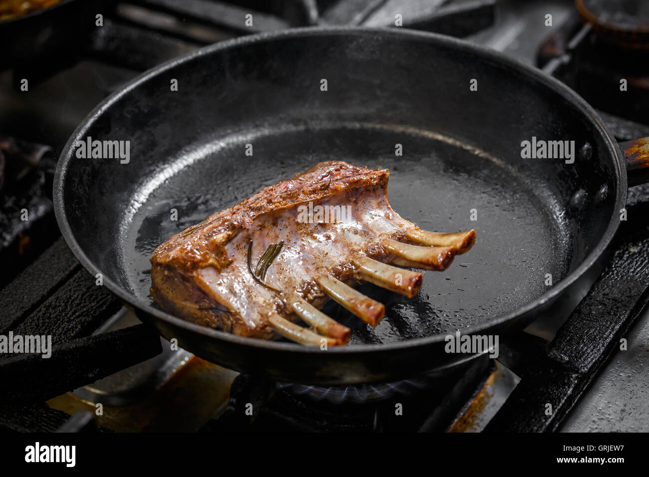 Lammrücken in der Pfanne braten Stockfoto