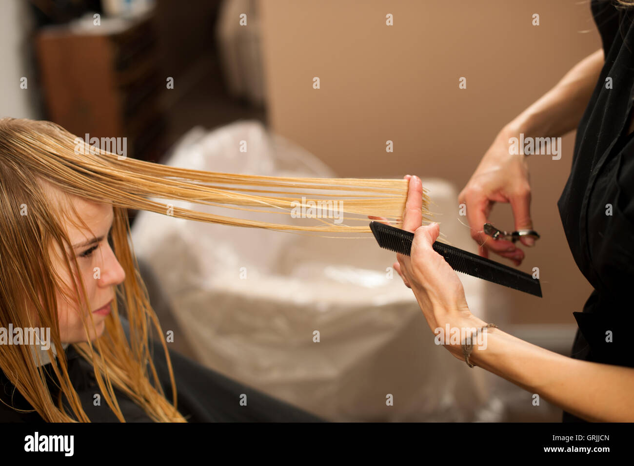 Friseur am Arbeitsplatz - Friseur Haare schneiden an den Kunden zuvor Frisur in einem professionellen salon Stockfoto