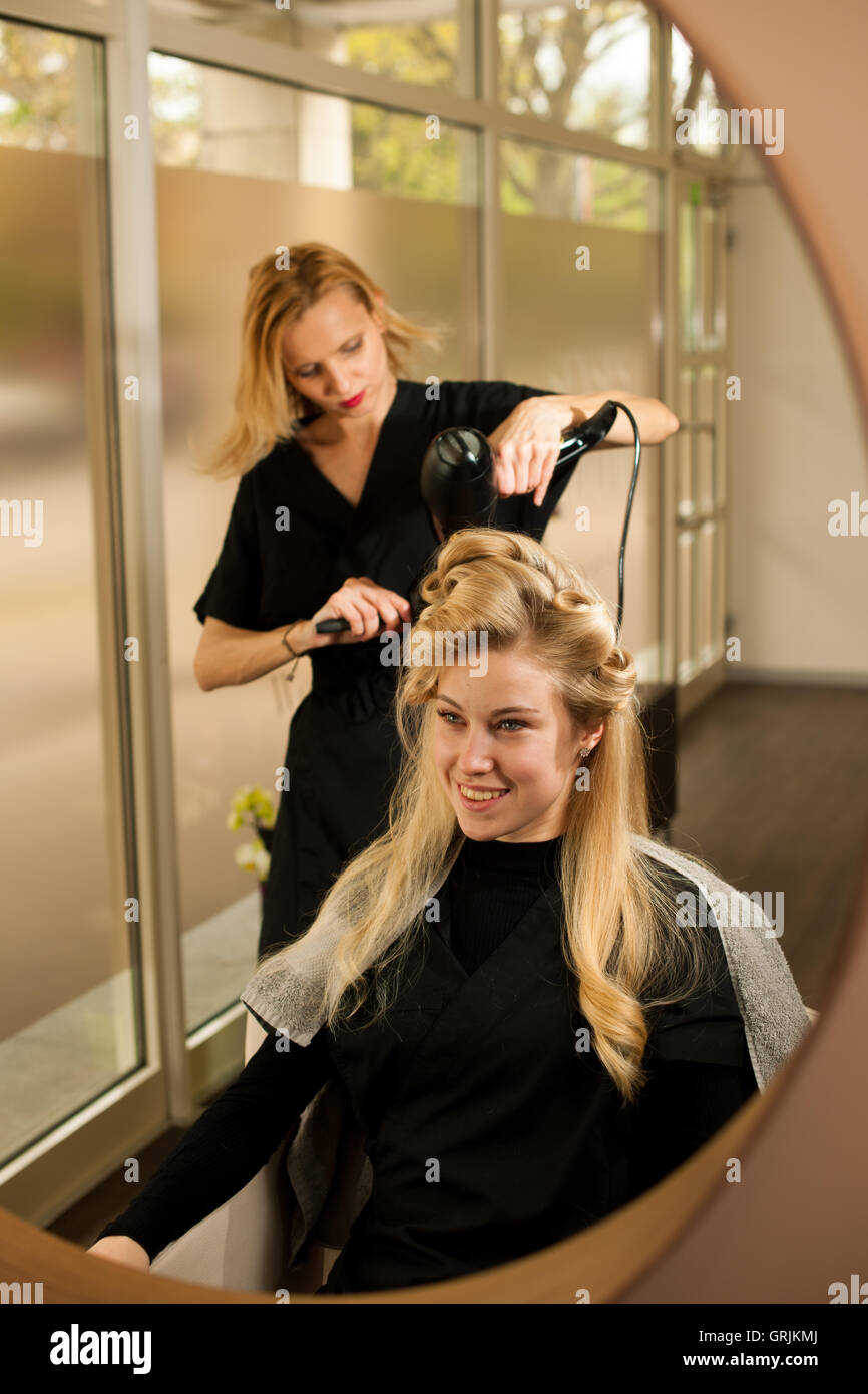 professionelle Friseur am Arbeitsplatz Friseur, Frisur, um schöne