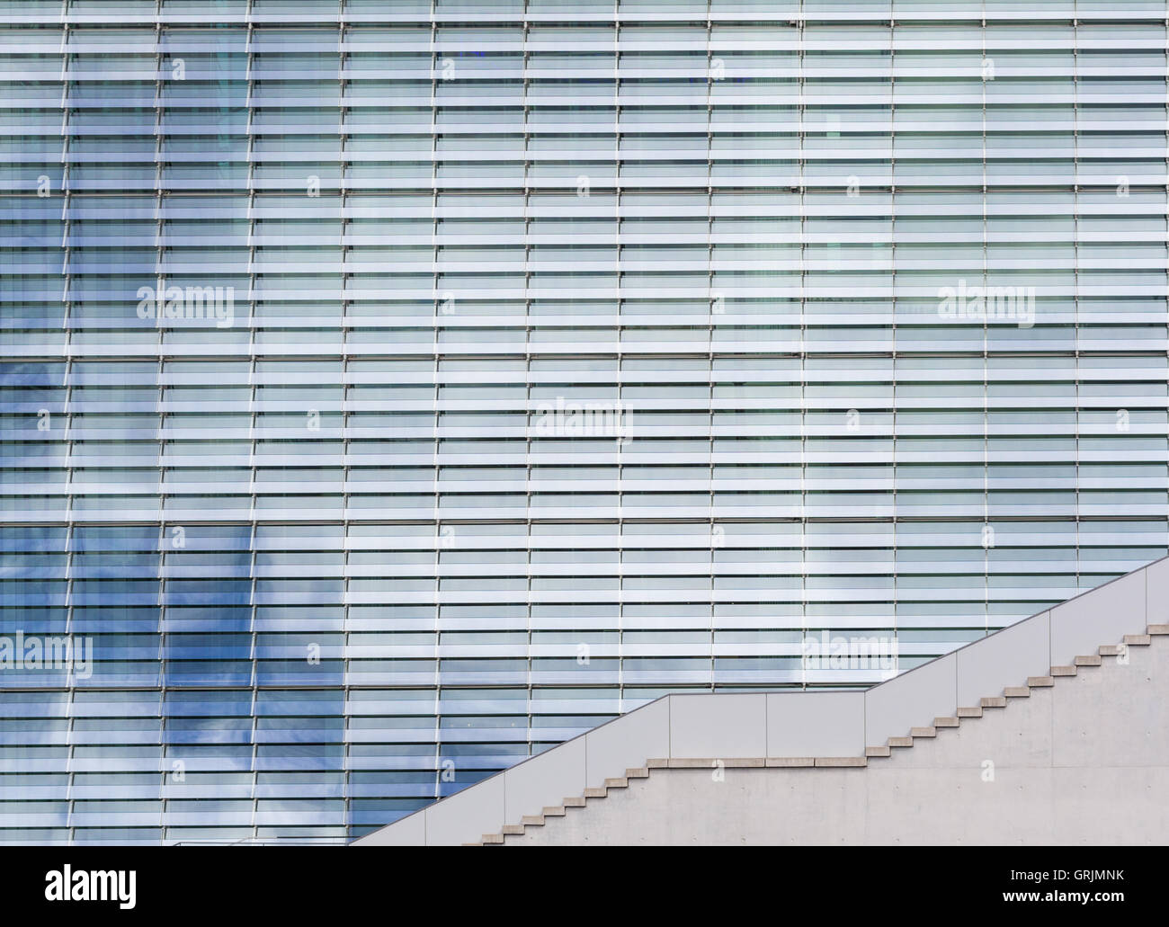 moderner Architektur - Himmel Spiegelung im Fenster / Glas-Fassade Stockfoto