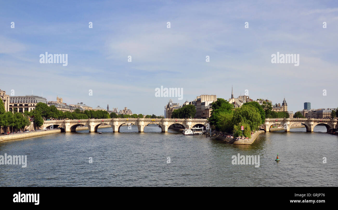 Blick auf die Brücke im Stadtzentrum von Paris, Frankreich Stockfoto