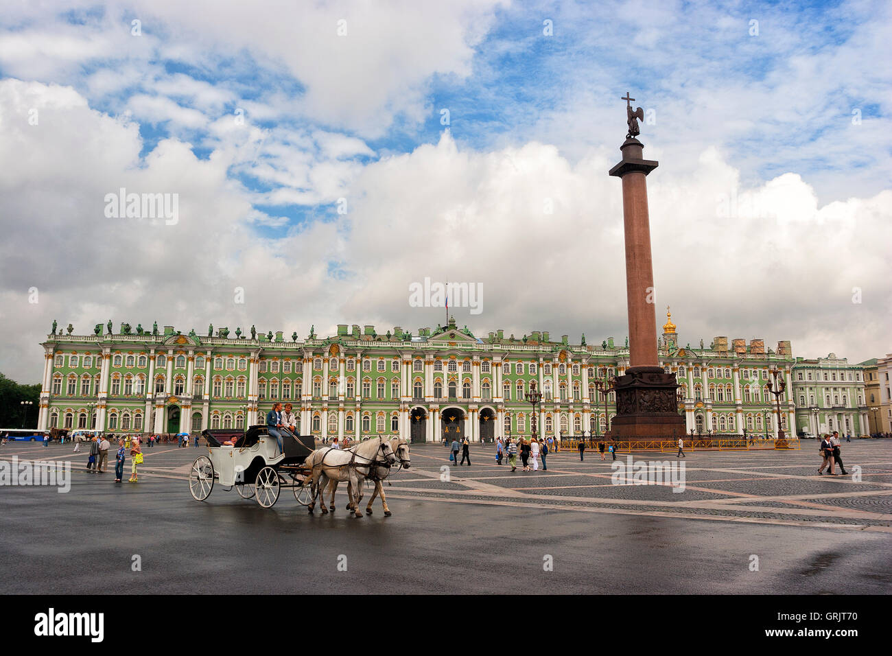Schlossplatz, Alexander-Säule und der Eremitage, Winter Palace, UNESCO-Weltkulturerbe, St. Petersburg, Russland, Europa Stockfoto
