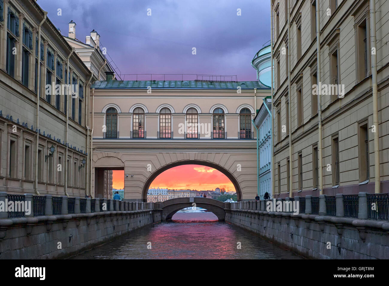Ein Torbogen über einen Kanal in St Petersburg, Russland Stockfoto