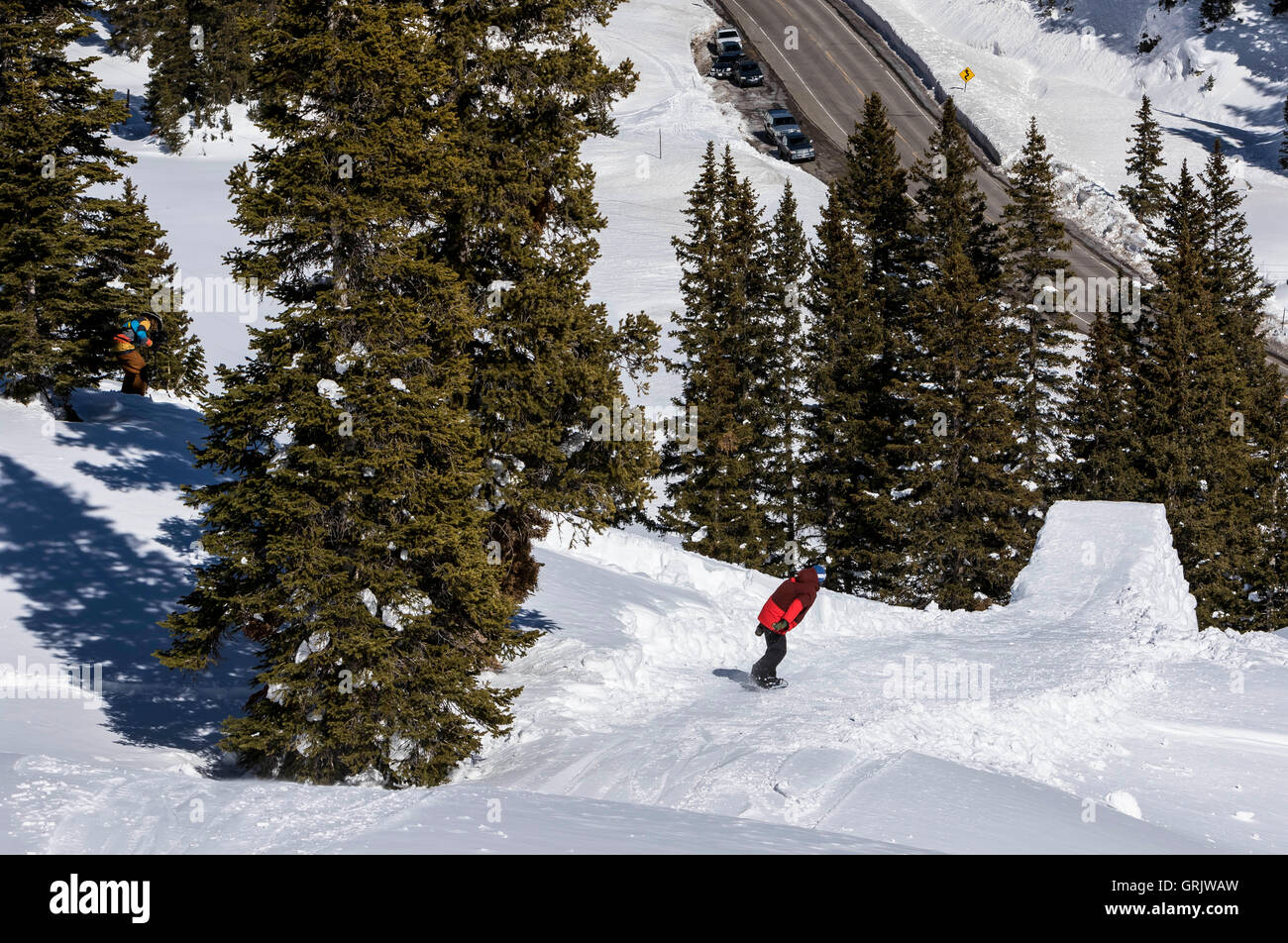 Snowboarder, die Kollision mit eines Sprungs Stockfoto