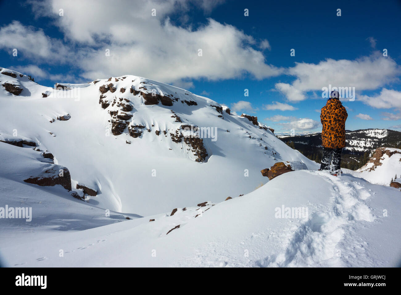 Blick auf die Berge im Hinterland Snowboarder Stockfoto