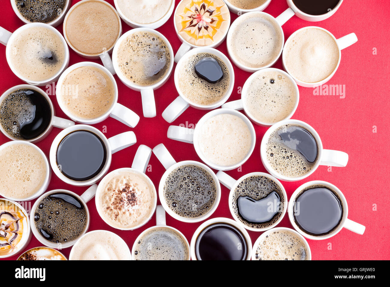 Kaffee-Mekka mit mehreren verschiedenen Arten und Aromen des Kaffees in identische weiße Tassen mit konvergierenden künstlerisch angeordnet Stockfoto