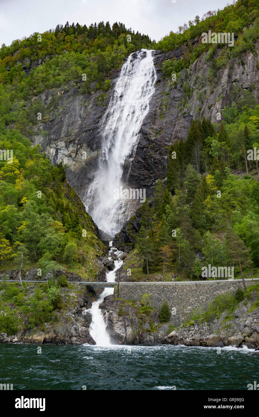 Wasserfall entlang Sognefjord in Norwegen Stockfoto
