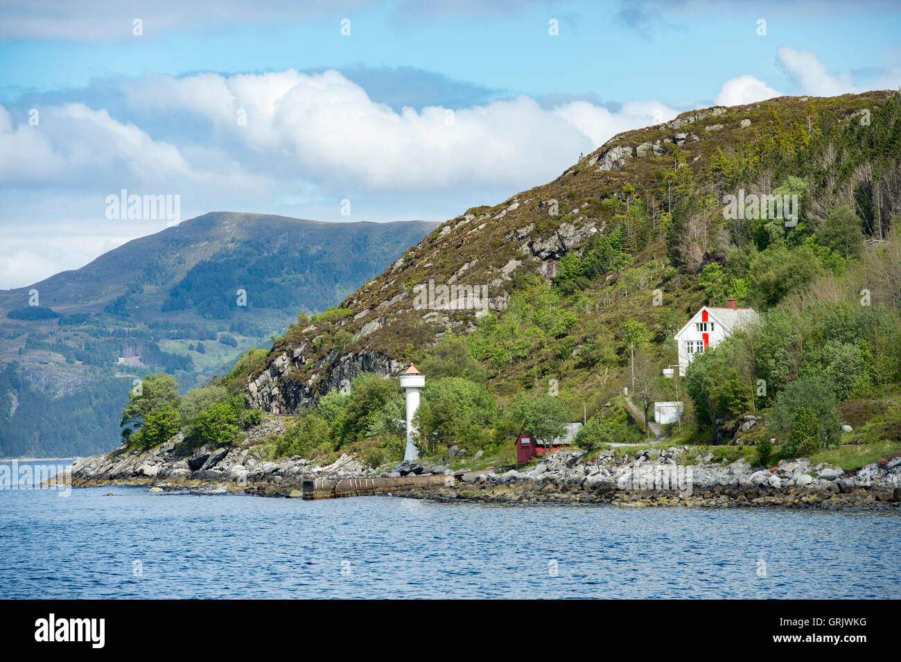 Ein kleines Haus mit einer Navigations Leuchtfeuer entlang einem Fjord in Mittelnorwegen Stockfoto