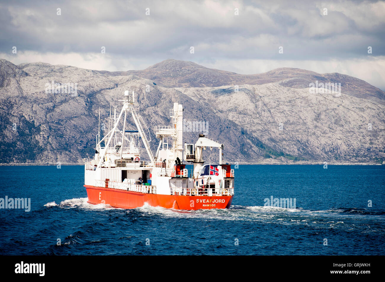 Arbeitsboot, das durch die Fjorde von Zentral-Norwegen fährt Stockfoto