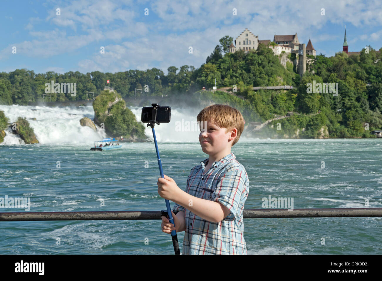 junge unter Selfies, Fluss Rheinfall, Schloss Laufen, Schaffhausen, Thurgau, Schweiz Stockfoto