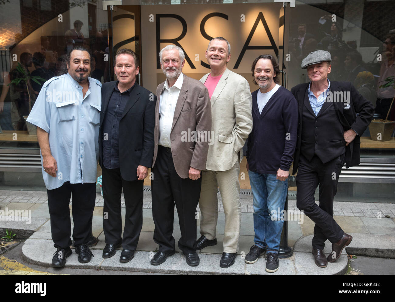 Arbeitsmarkt Führer Jeremy Corbyn (3L) mit UK Reggaeband UB40 nach einer Pressekonferenz in London, Großbritannien, 6. September 2016. Stockfoto