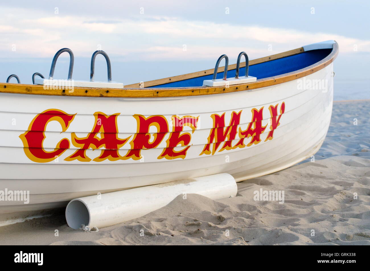 Boot am Strand von Cape May, NJ geparkt Stockfoto