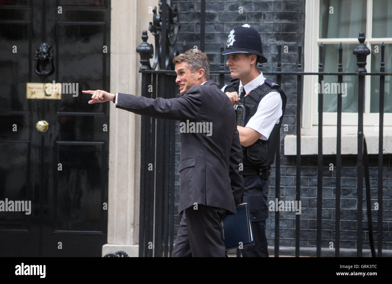 Chief Whip (parlamentarische Secretary an den Fiskus abgeführt) Gavin Williamson kommt in der Downing Street für die wöchentlichen Kabinettssitzung. Stockfoto