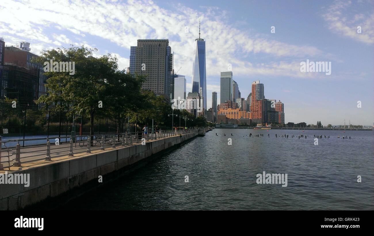 Lower Manhattan Skyline entlang des Hudson River. Stockfoto