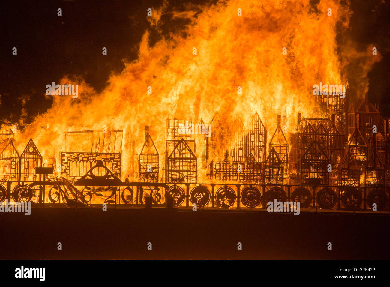 Eine 120 Meter lange Skulptur von der Skyline von London des 17. Jahrhunderts wurde auf den 350. Jahrestag der Londoner Feuer angezündet Stockfoto