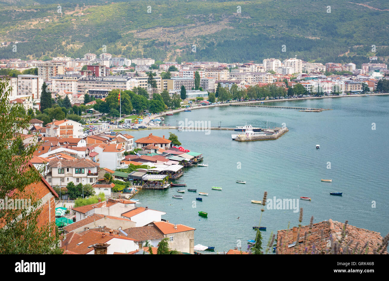 Stadt Ohrid in Mazedonien Stadtbild mit Lavendelblüten vor Stockfoto