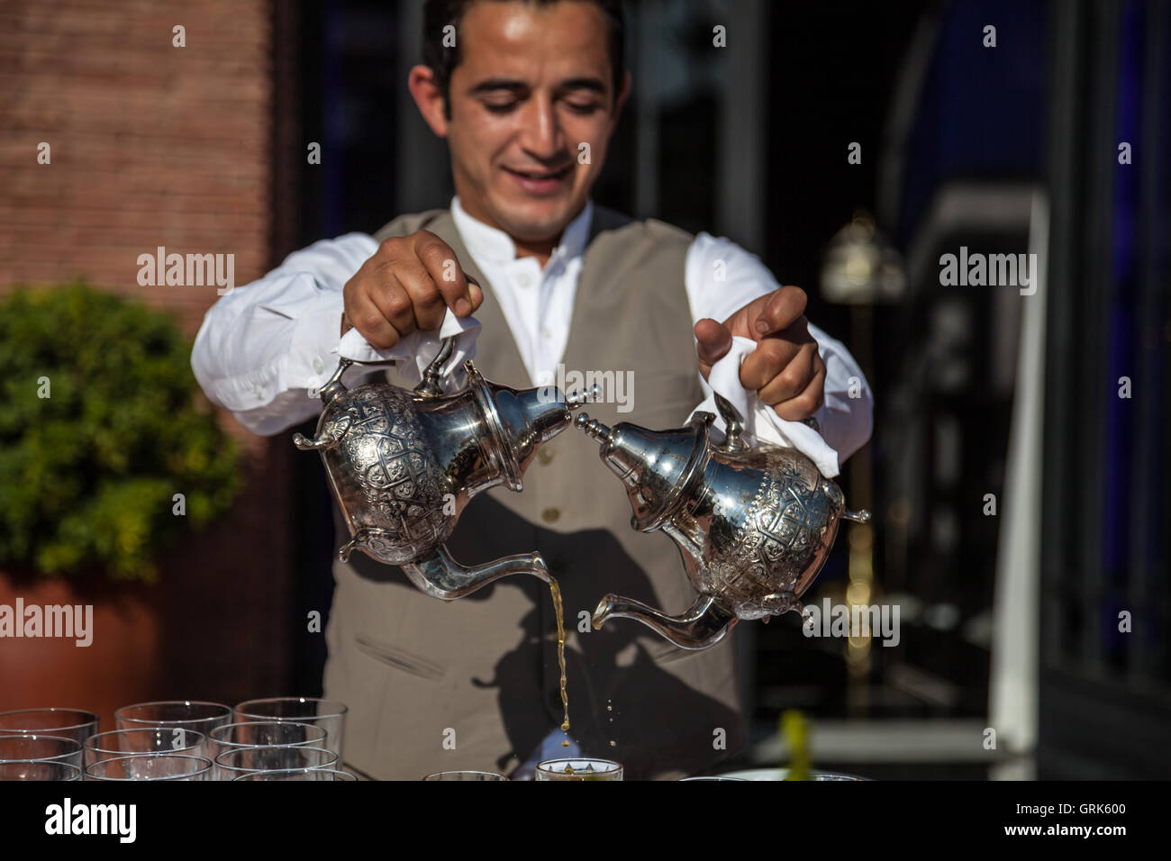 Traditionelle Feier Tee gießen, Marokko. Stockfoto