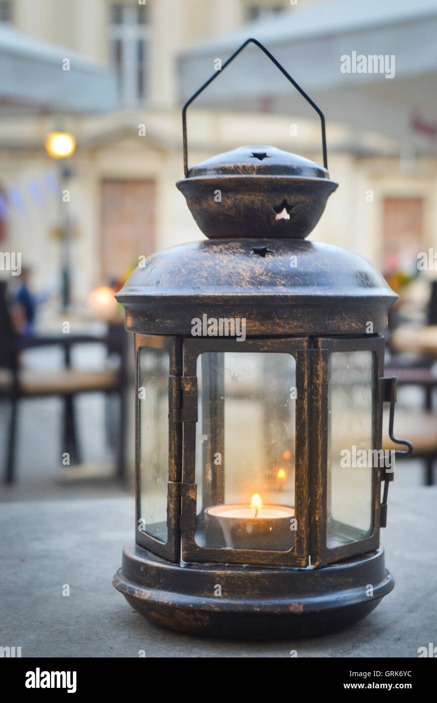 Retro-romantische Kerzenhalter im restaurant Stockfoto