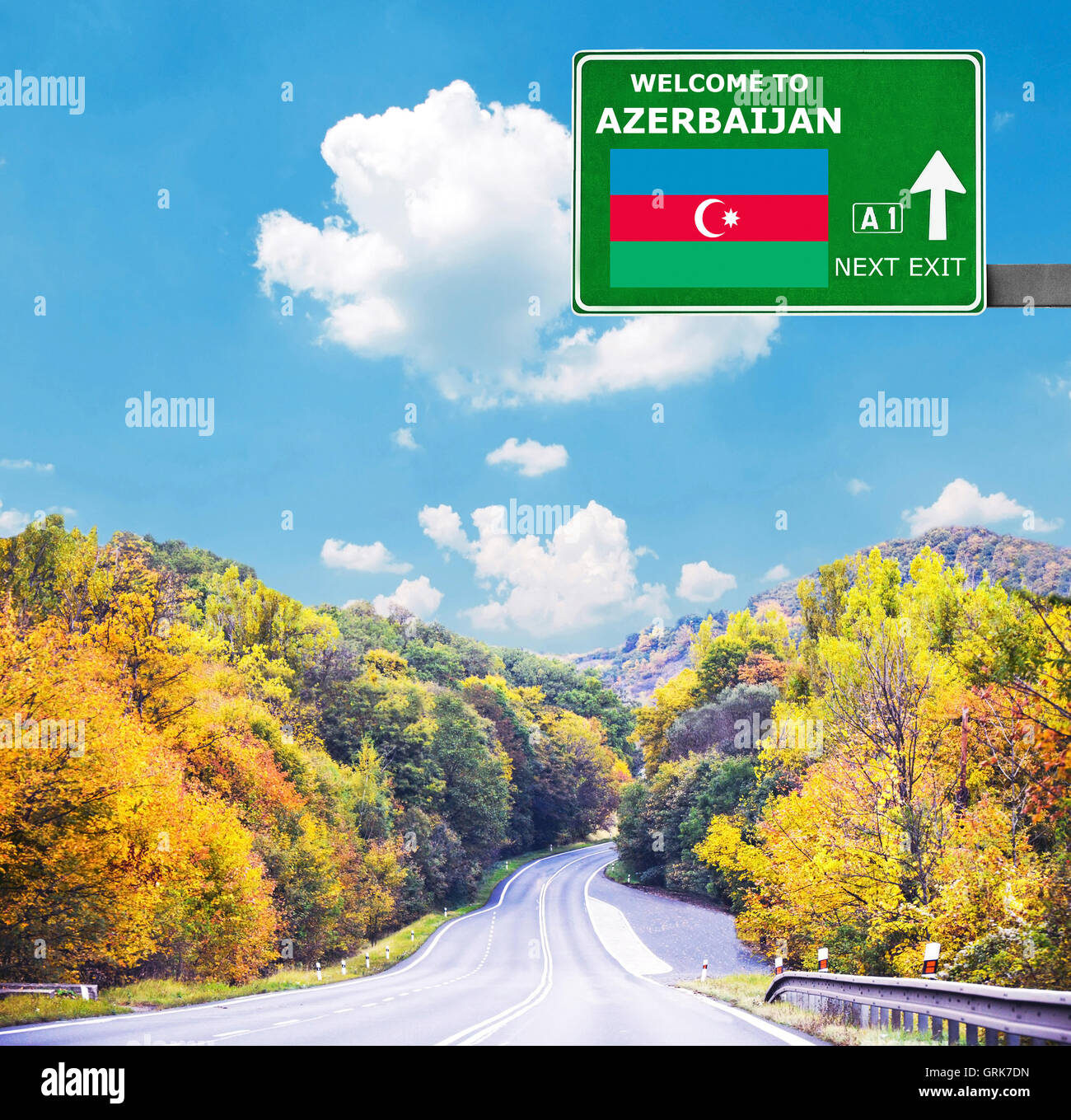 Aserbaidschan-Schild gegen klar blauen Himmel Stockfoto