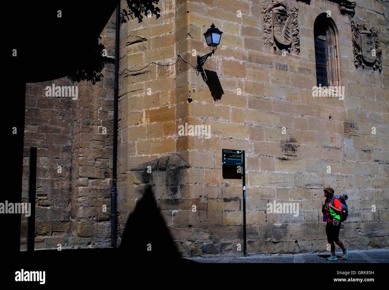 Ein moderne Pilger übergibt die Kathedrale von Santo Domingo Dela Calzada, Spanien 25. August 2016. Copyright Foto John Voos Stockfoto