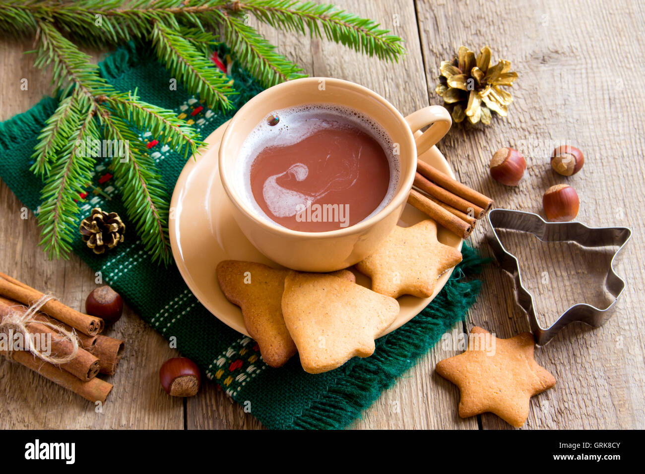 Heiße Schokolade mit Lebkuchen auf rustikalen Holztisch für Weihnachten und winter Urlaub Stockfoto