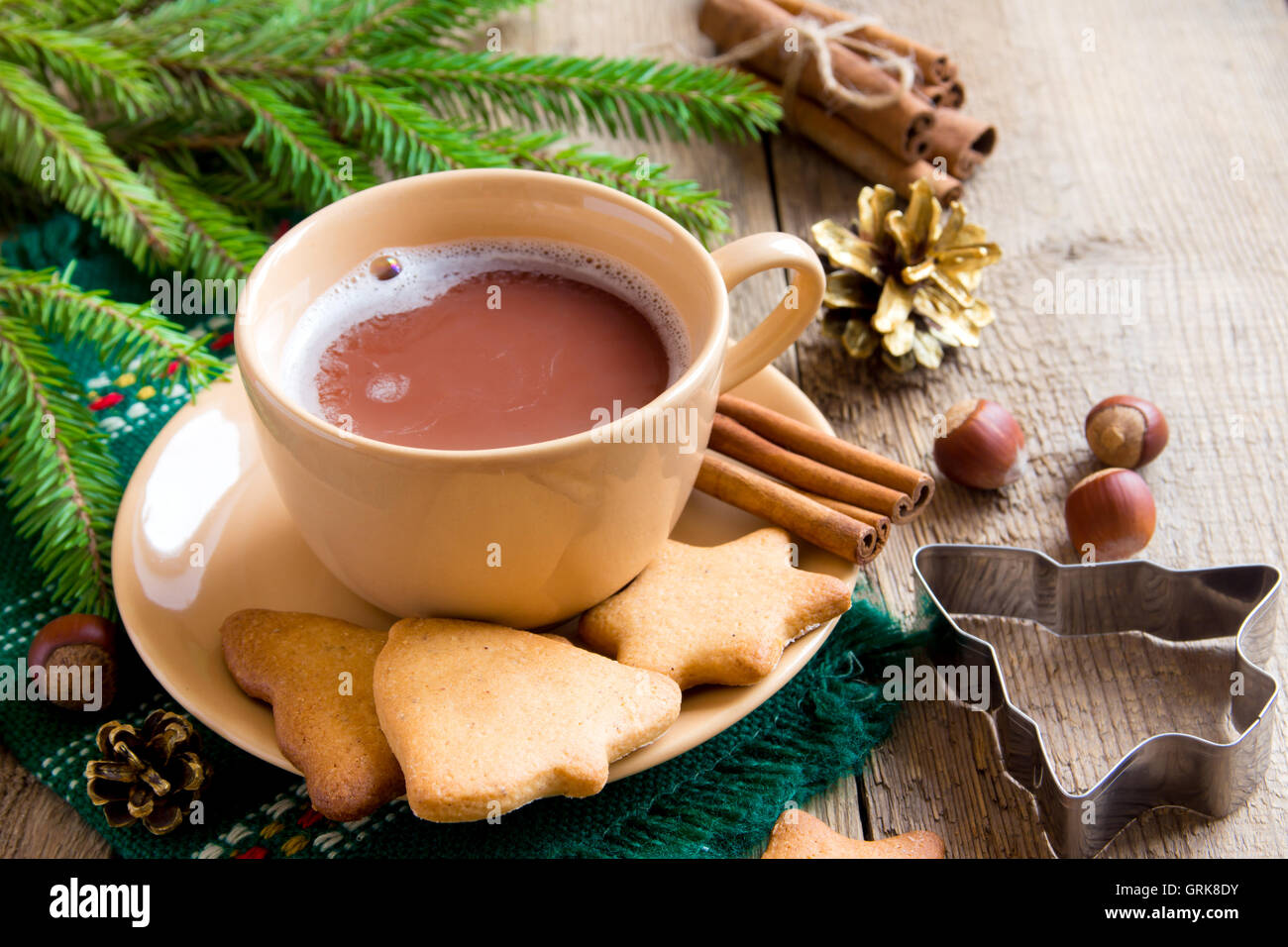 Heiße Schokolade mit Lebkuchen auf rustikalen Holztisch für Weihnachten und winter Urlaub Stockfoto