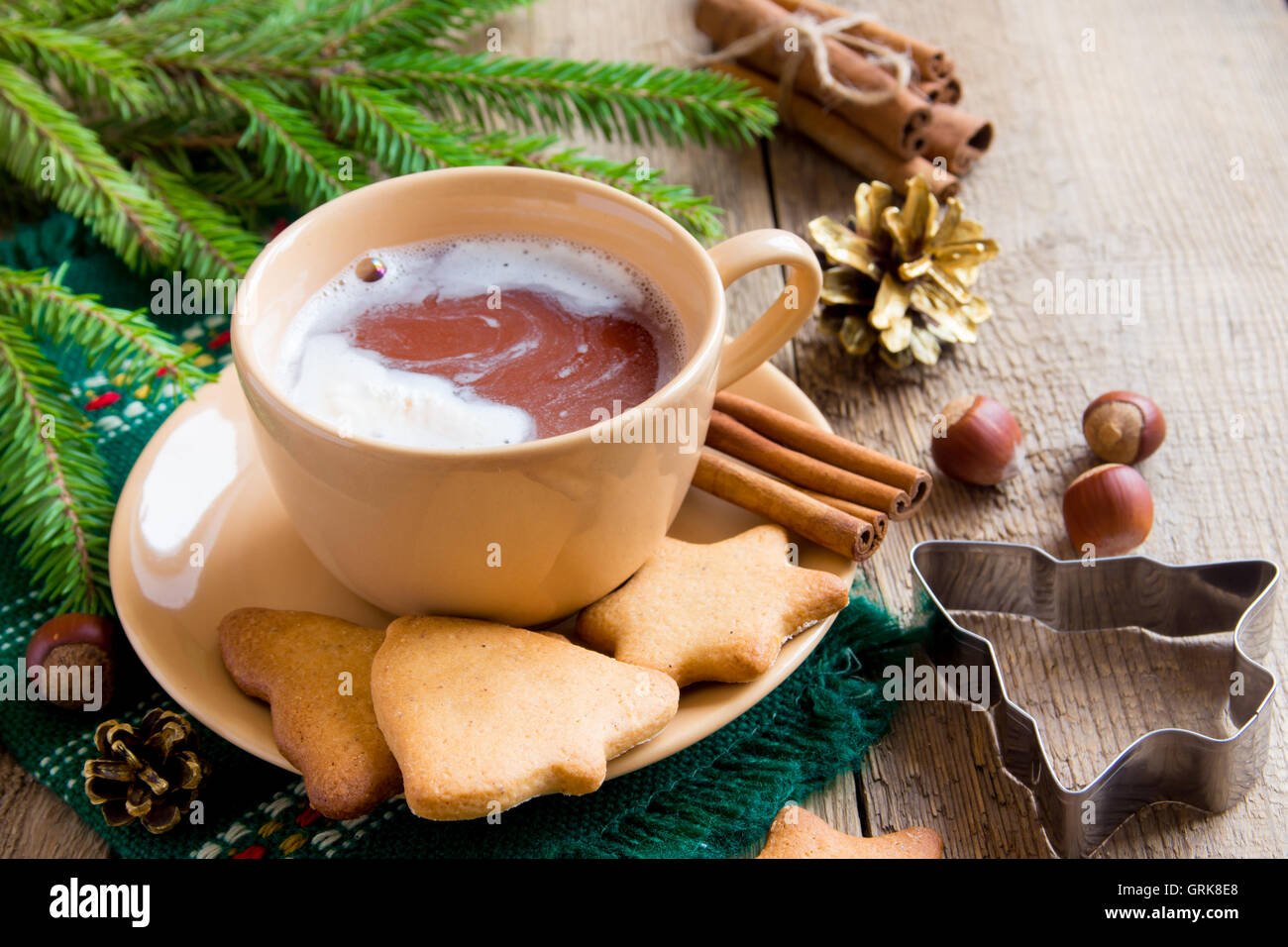 Heiße Schokolade mit Lebkuchen auf rustikalen Holztisch für Weihnachten und winter Urlaub Stockfoto